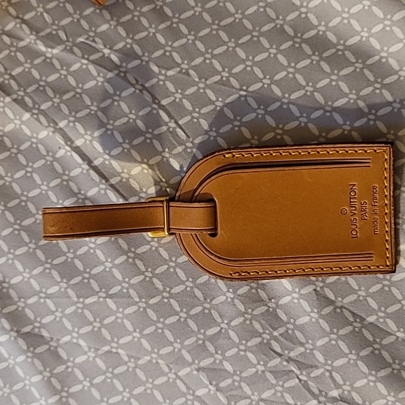 LV luggage tag and poignet set. - Picture 2 of 5
